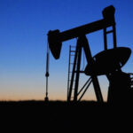 原油高続く。更に石油企業は株高になる。